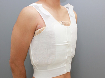 女性化乳房修正術症例№10手術直後右斜めサポーター着用した状態